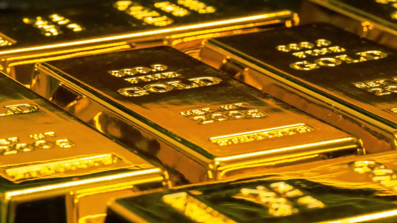 Gold bars and upward trend arrow representing record gold prices rally